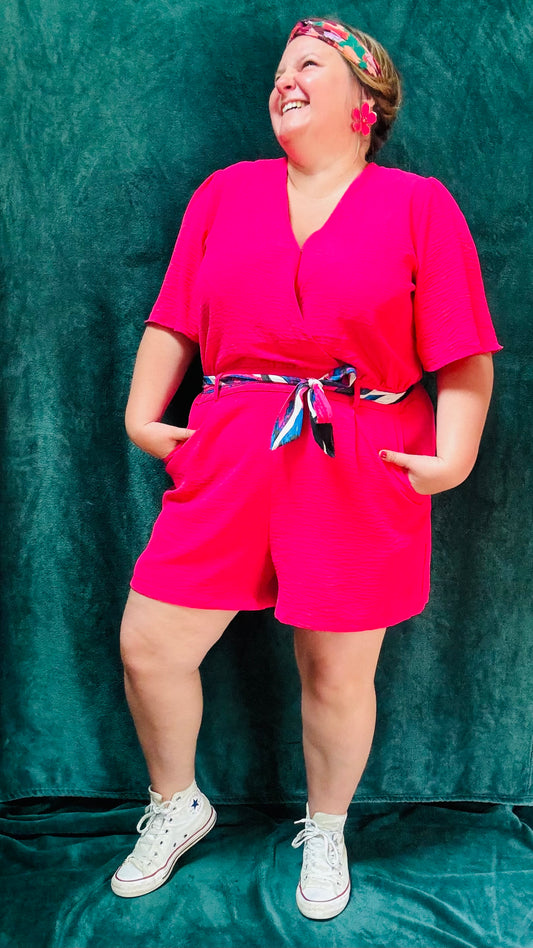 Avec ce combishort grande taille rose fushia fluide et léger, soyez prêt à afficher un style estival et décontracté avec une touche de créativité et d'originalité. Idéal pour celles qui aiment les tenues confortables et dynamiques.