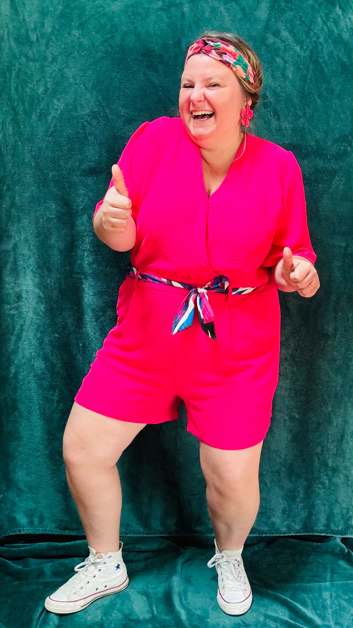 Avec ce combishort grande taille rose fushia fluide et léger, soyez prêt à afficher un style estival et décontracté avec une touche de créativité et d'originalité. Idéal pour celles qui aiment les tenues confortables et dynamiques.