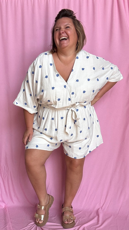 Un combishort grande taille blanc motif pâquerettes bleu ultra frais et confortable, parfait pour les beaux jours 
