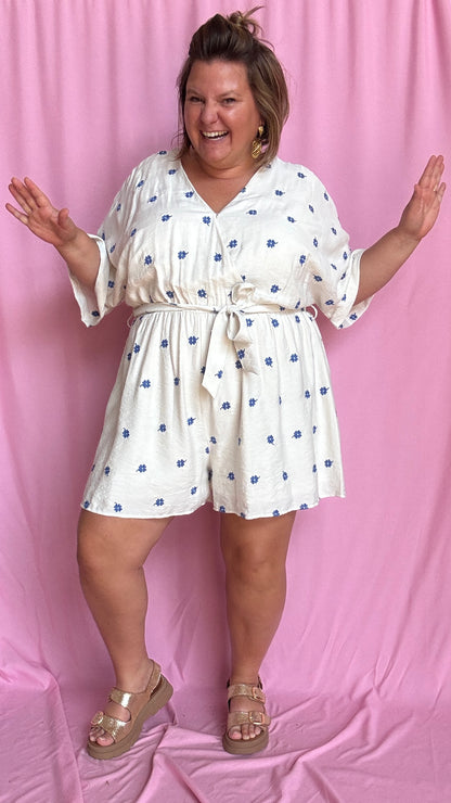 Un combishort grande taille blanc motif pâquerettes bleu ultra frais et confortable, parfait pour les beaux jours 