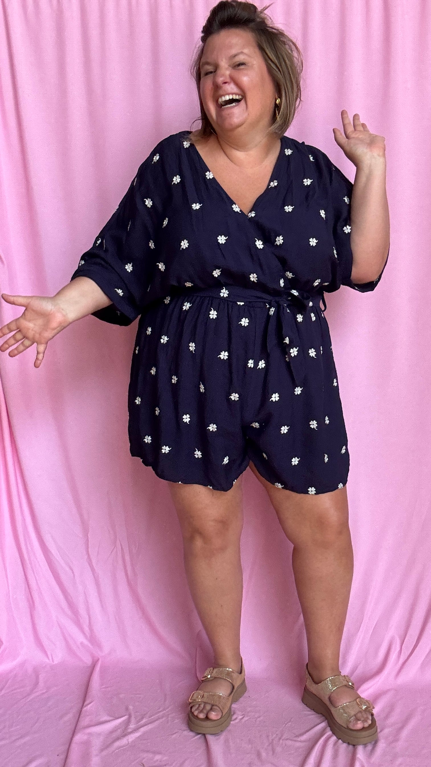 Un combishort grande taille bleu marine motif pâquerettes blanches ultra frais et confortable, parfait pour les beaux jours 