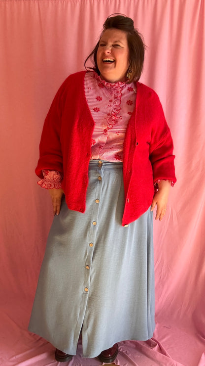 pull gilet grande taille uni rouge aussi doux que stylé, avec ses couleurs vives et sa matière contenant de l’alpaga pour une sensation moelleuse et cocooning. 