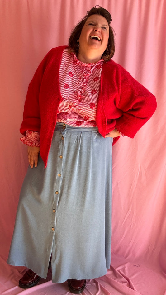 pull gilet grande taille uni rouge aussi doux que stylé, avec ses couleurs vives et sa matière contenant de l’alpaga pour une sensation moelleuse et cocooning. 