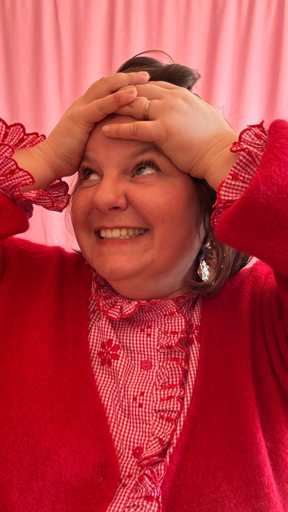 pull gilet grande taille uni rouge aussi doux que stylé, avec ses couleurs vives et sa matière contenant de l’alpaga pour une sensation moelleuse et cocooning. 