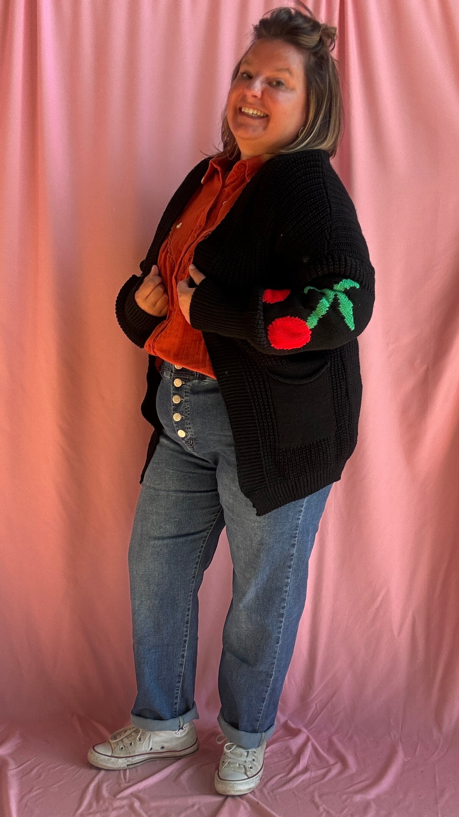 Ajoutez une dose de fun et de style à vos tenues avec ce gilet long grande taille noir, orné de gros motifs cerise sous les coudes pour une touche créative et pleine de pep’s.
