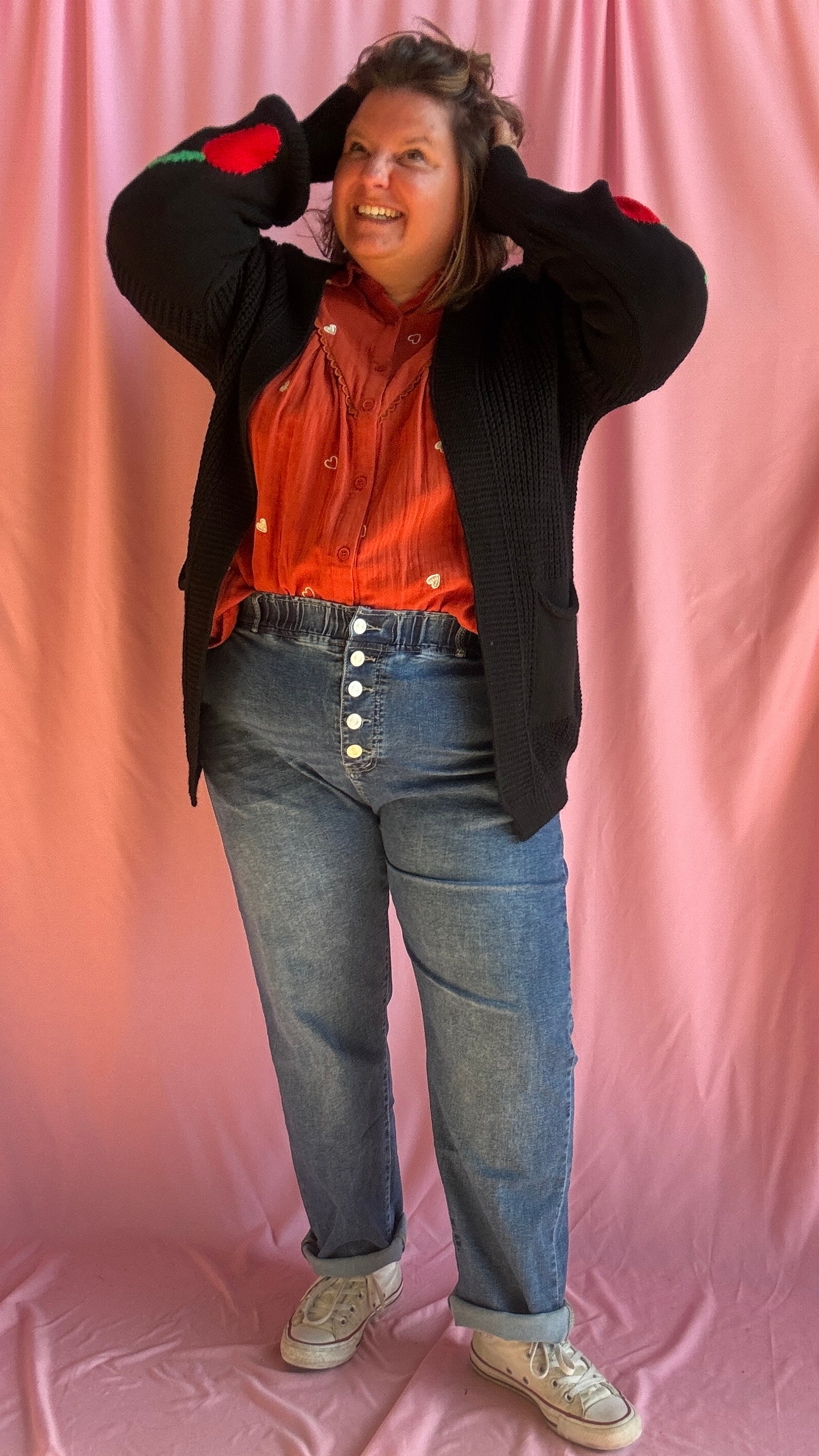 Ajoutez une dose de fun et de style à vos tenues avec ce gilet long grande taille noir, orné de gros motifs cerise sous les coudes pour une touche créative et pleine de pep’s.