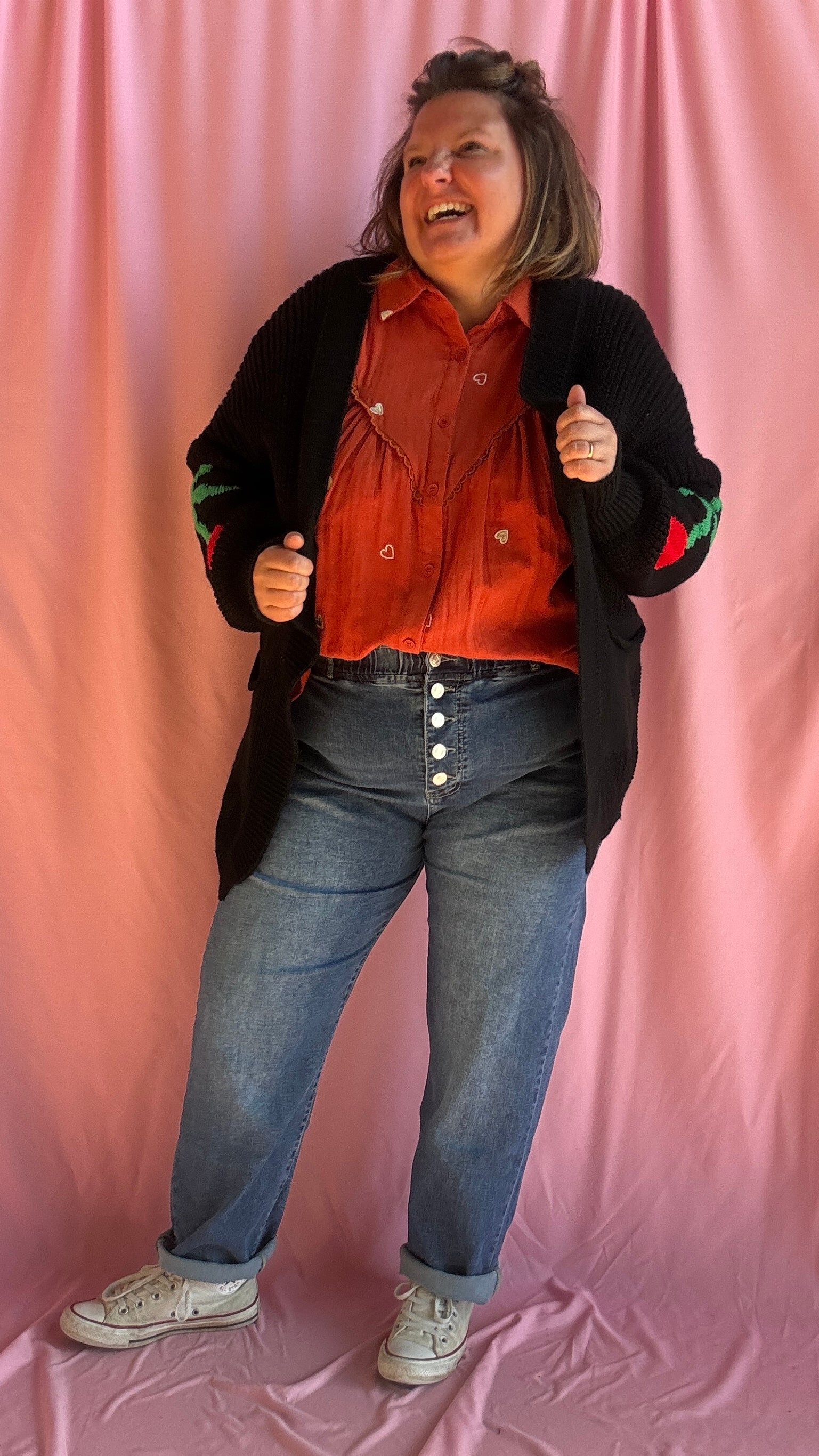Ajoutez une dose de fun et de style à vos tenues avec ce gilet long grande taille noir, orné de gros motifs cerise sous les coudes pour une touche créative et pleine de pep’s.