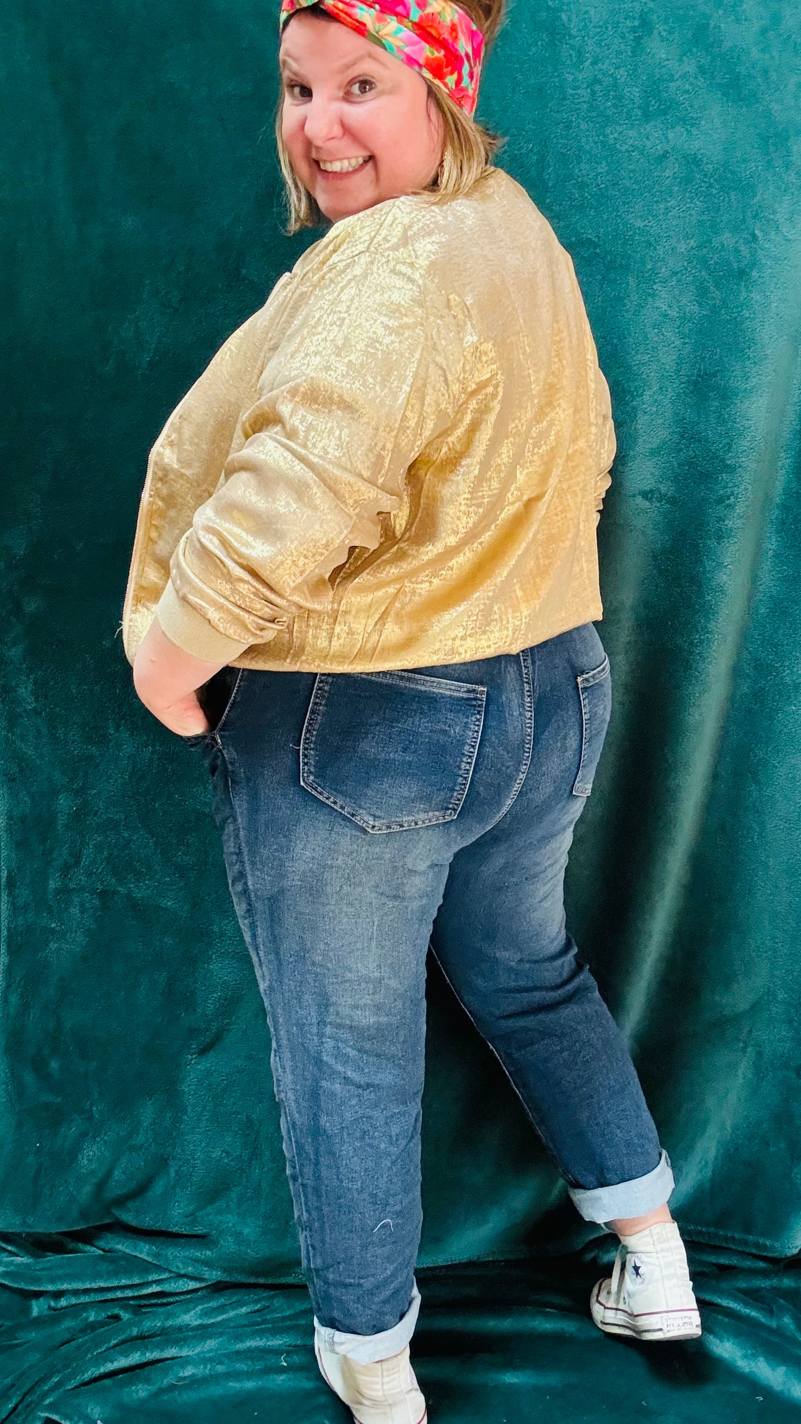 Avec ce jean grande taille coupé légèrement oversize, jean foncé, combinez confort et style décontracté en toutes occasions. Parfait pour les femmes qui recherchent un jean tendance et polyvalent, tout en profitant d'un confort incomparable.