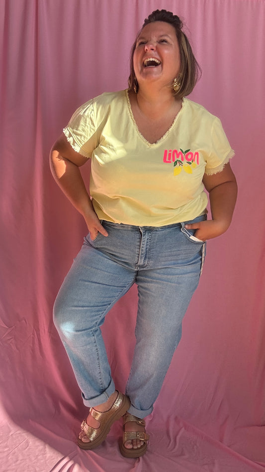 Un tee-shirt grande taille jaune qui respire l'été, la fraîcheur et la bonne humeur , ce modèle Lemoncello apporte une touche fruitée à ton look 