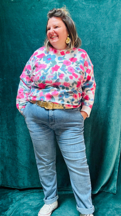 Ce jean grande taille couleur jean clair est l'alliance parfaite entre confort et style, idéal pour vous accompagner dans toutes vos journées.