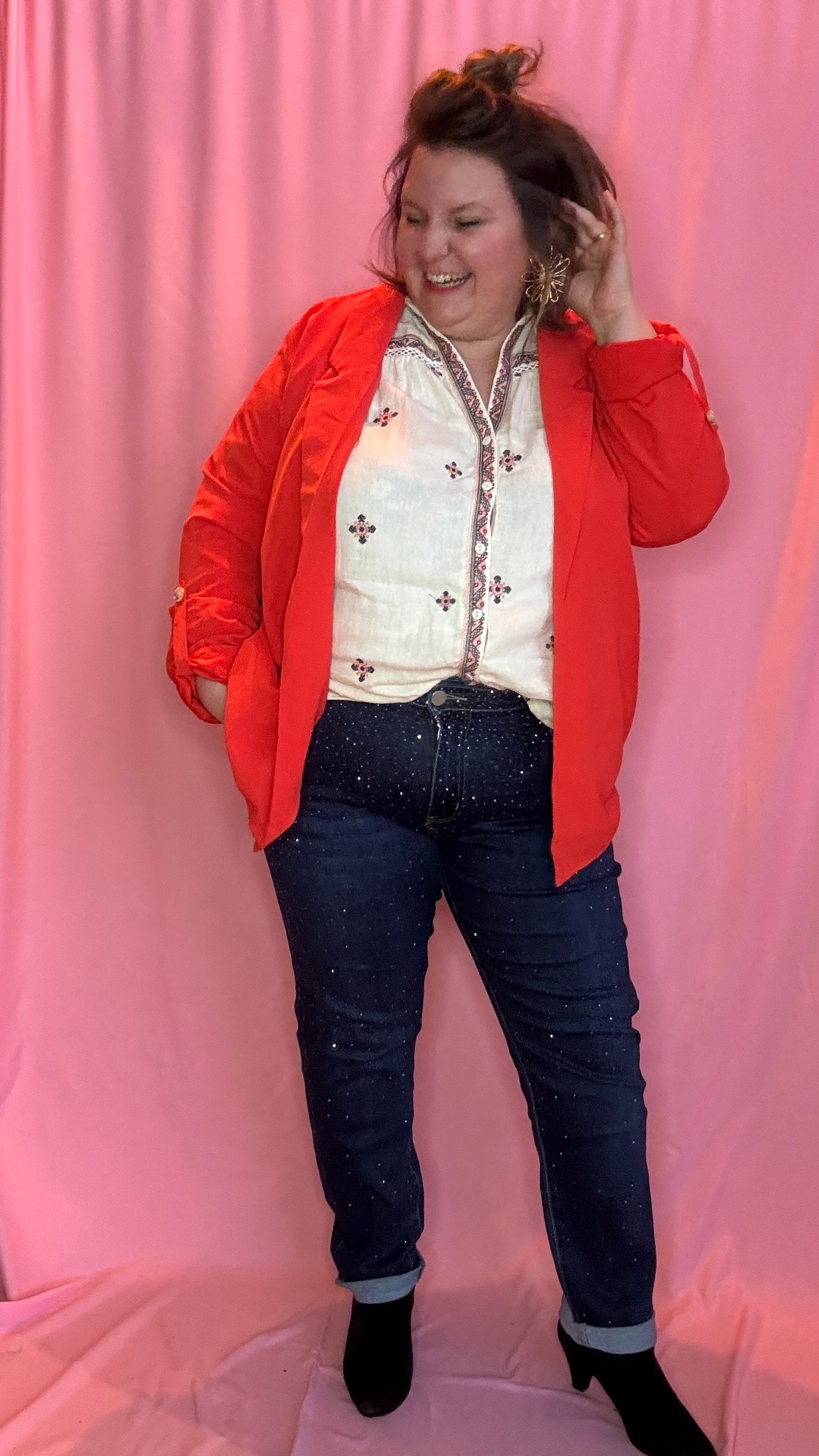 jean grande taille foncé à strass parfait pour mêler confort, style et glamour