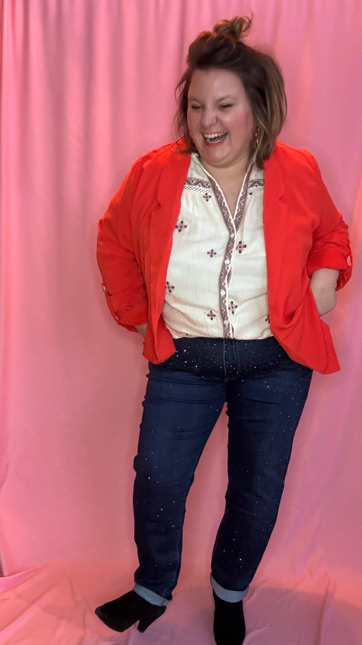 jean grande taille foncé à strass parfait pour mêler confort, style et glamour