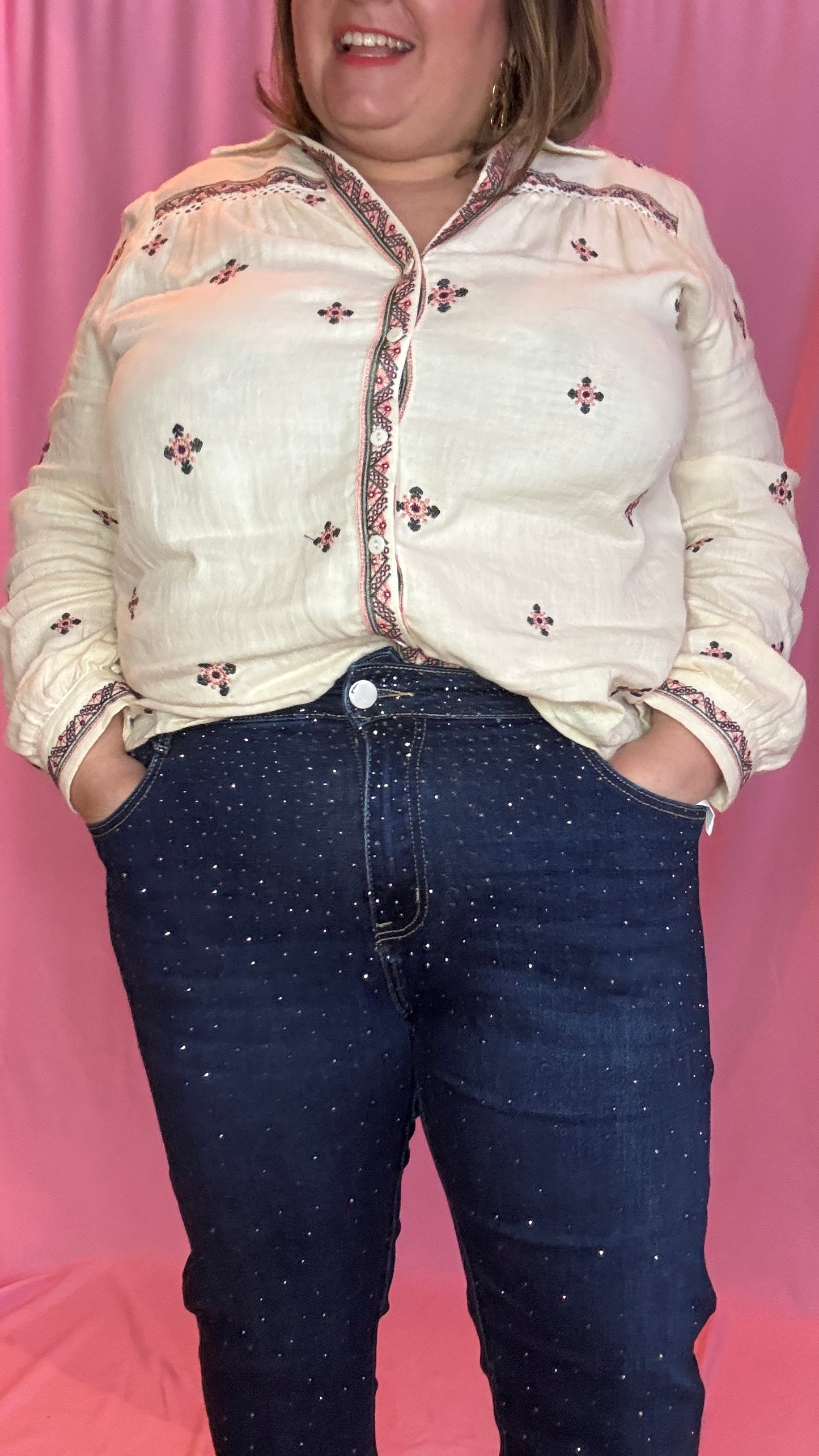 jean grande taille foncé à strass parfait pour mêler confort, style et glamour