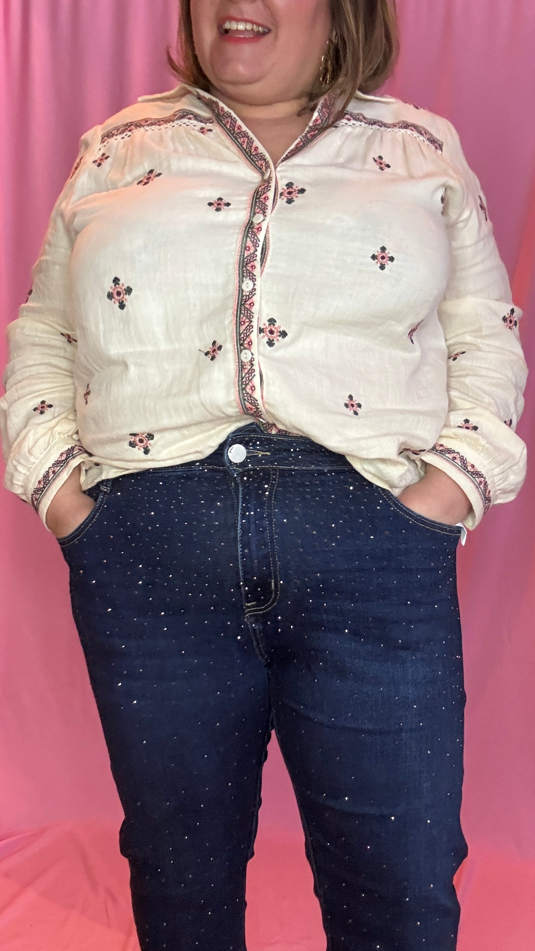 jean grande taille foncé à strass parfait pour mêler confort, style et glamour