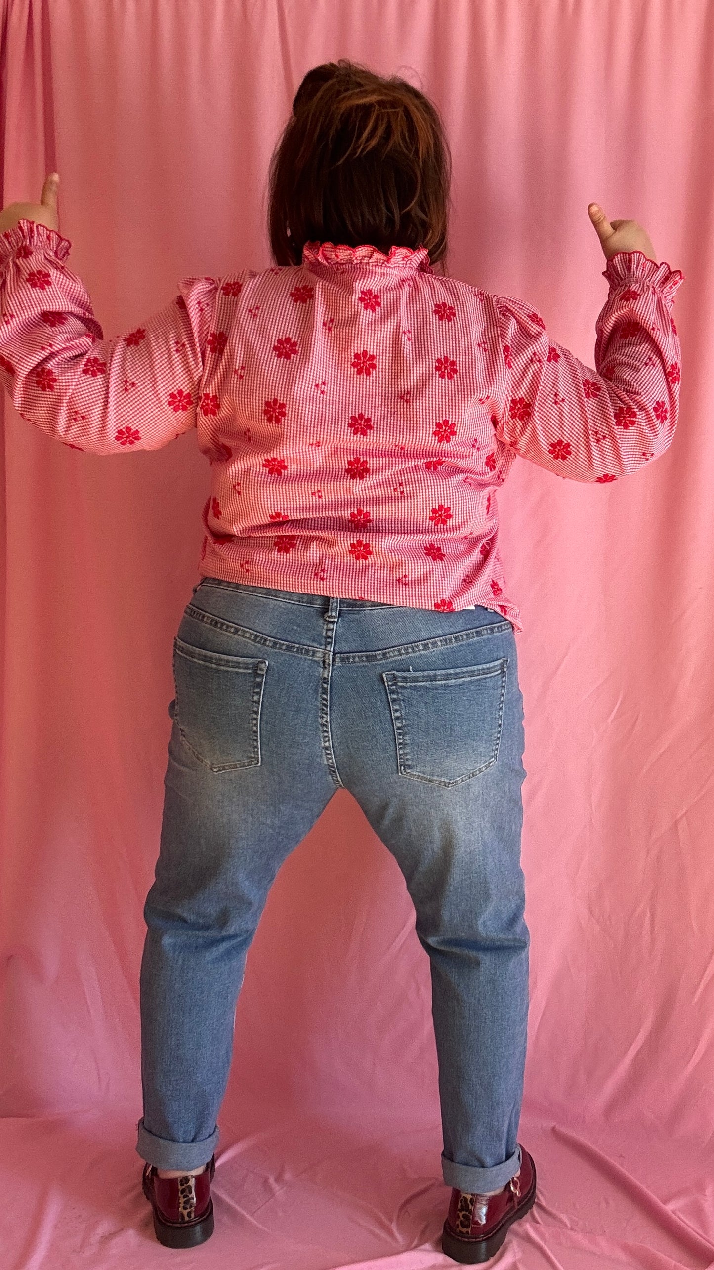 Jean grande taille clair, détails paillettes & papillons, coupe slim mom fit du 44 au 54