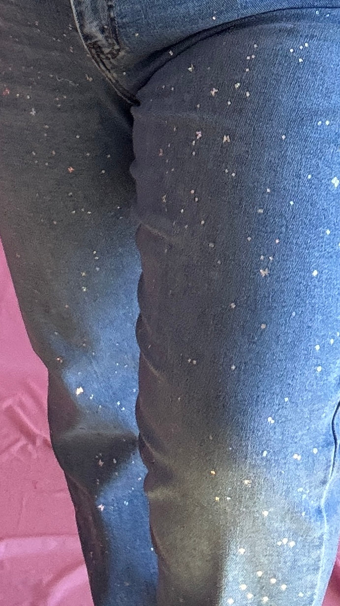 Jean grande taille clair, détails paillettes & papillons, coupe slim mom fit du 44 au 54