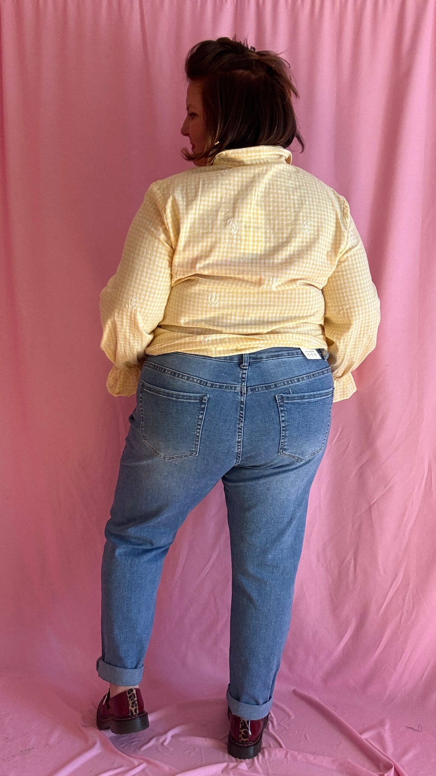 Jean grande taille clair, détails paillettes & papillons, coupe slim mom fit du 44 au 54