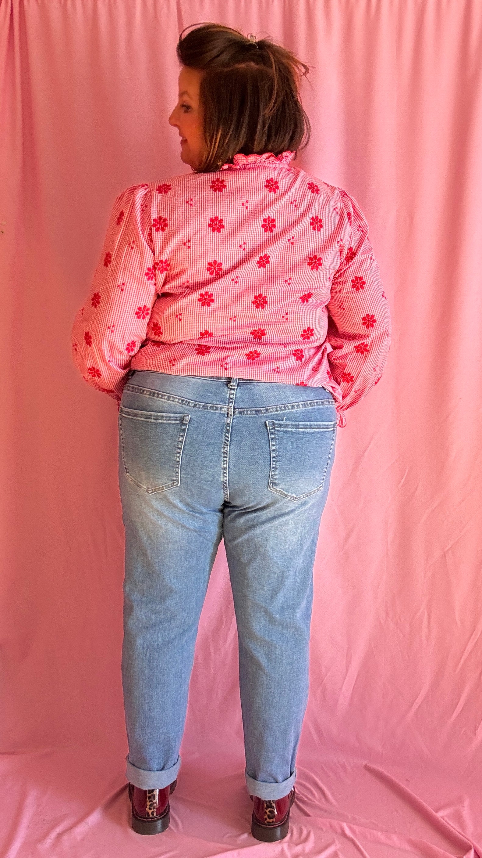 Jean grande taille clair, détails paillettes & papillons, coupe slim mom fit du 44 au 54