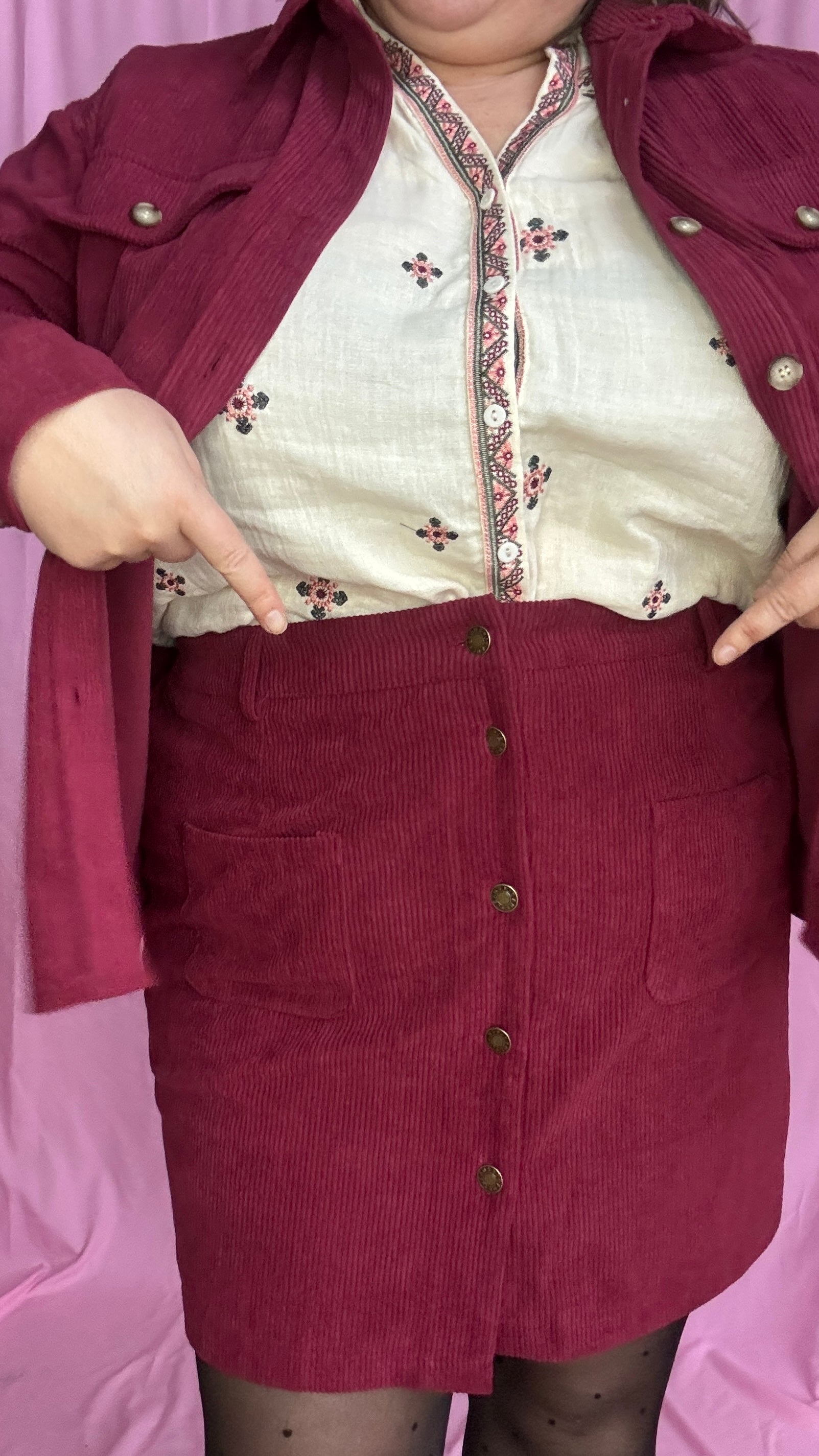Jupe courte en velours grande taille, bordeau alliant confort, élégance et petit côté glam chic