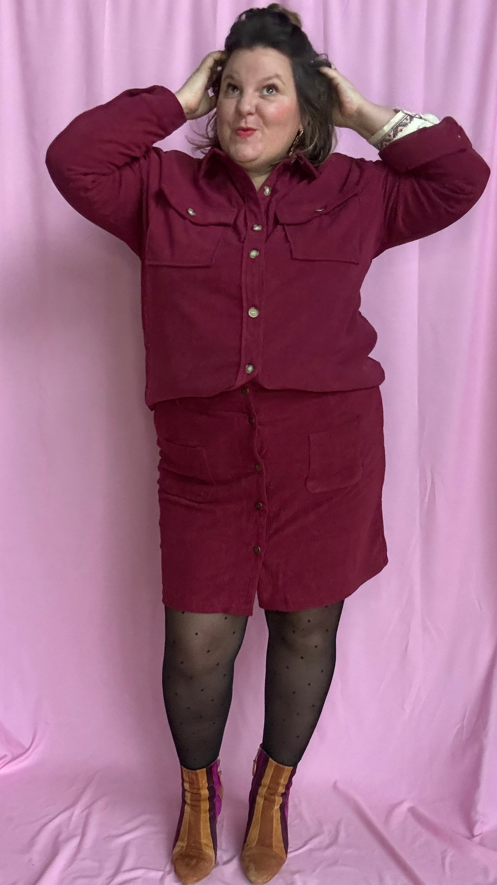 Jupe courte en velours grande taille, bordeau alliant confort, élégance et petit côté glam chic