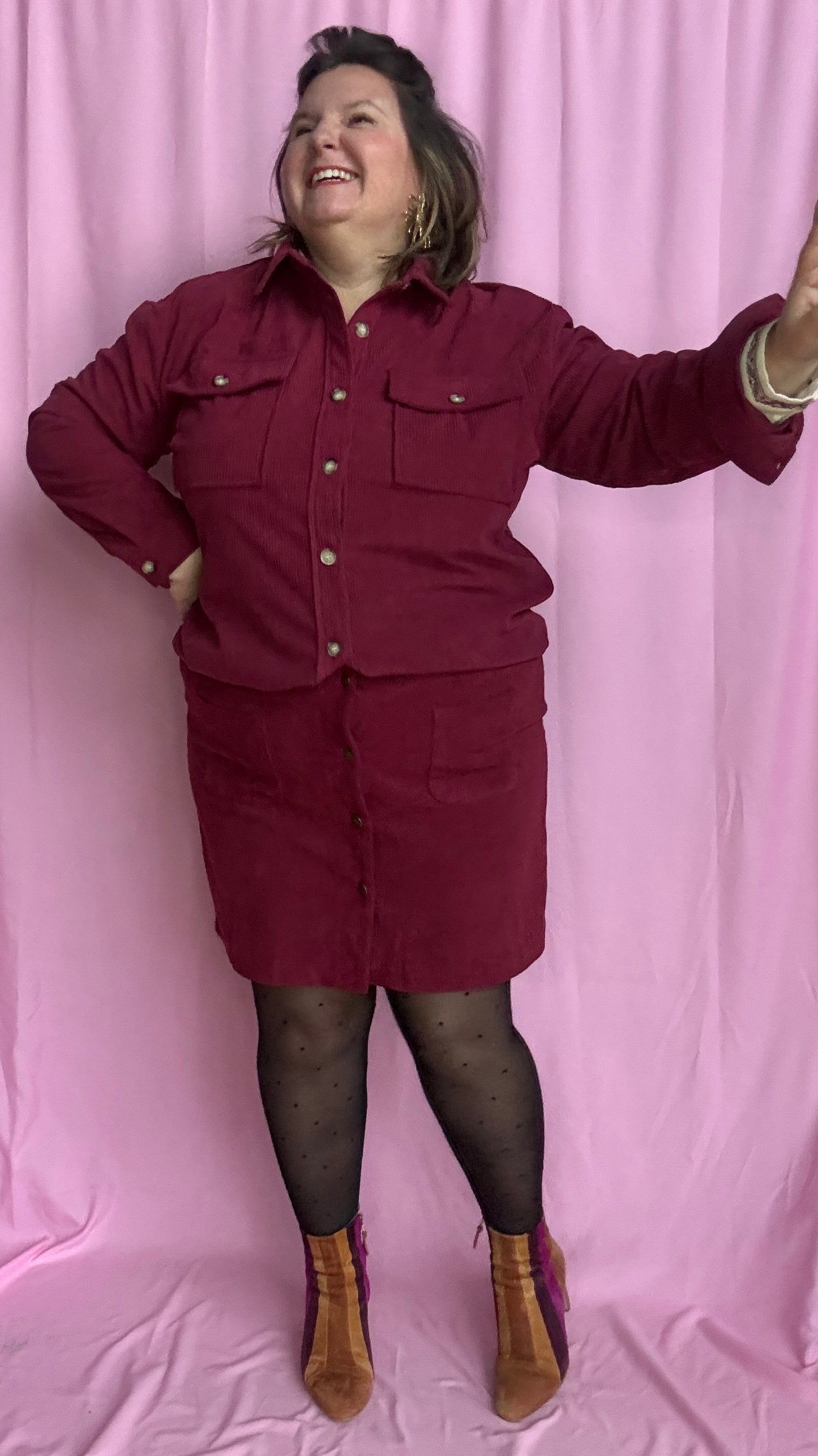 Jupe courte en velours grande taille, bordeau alliant confort, élégance et petit côté glam chic