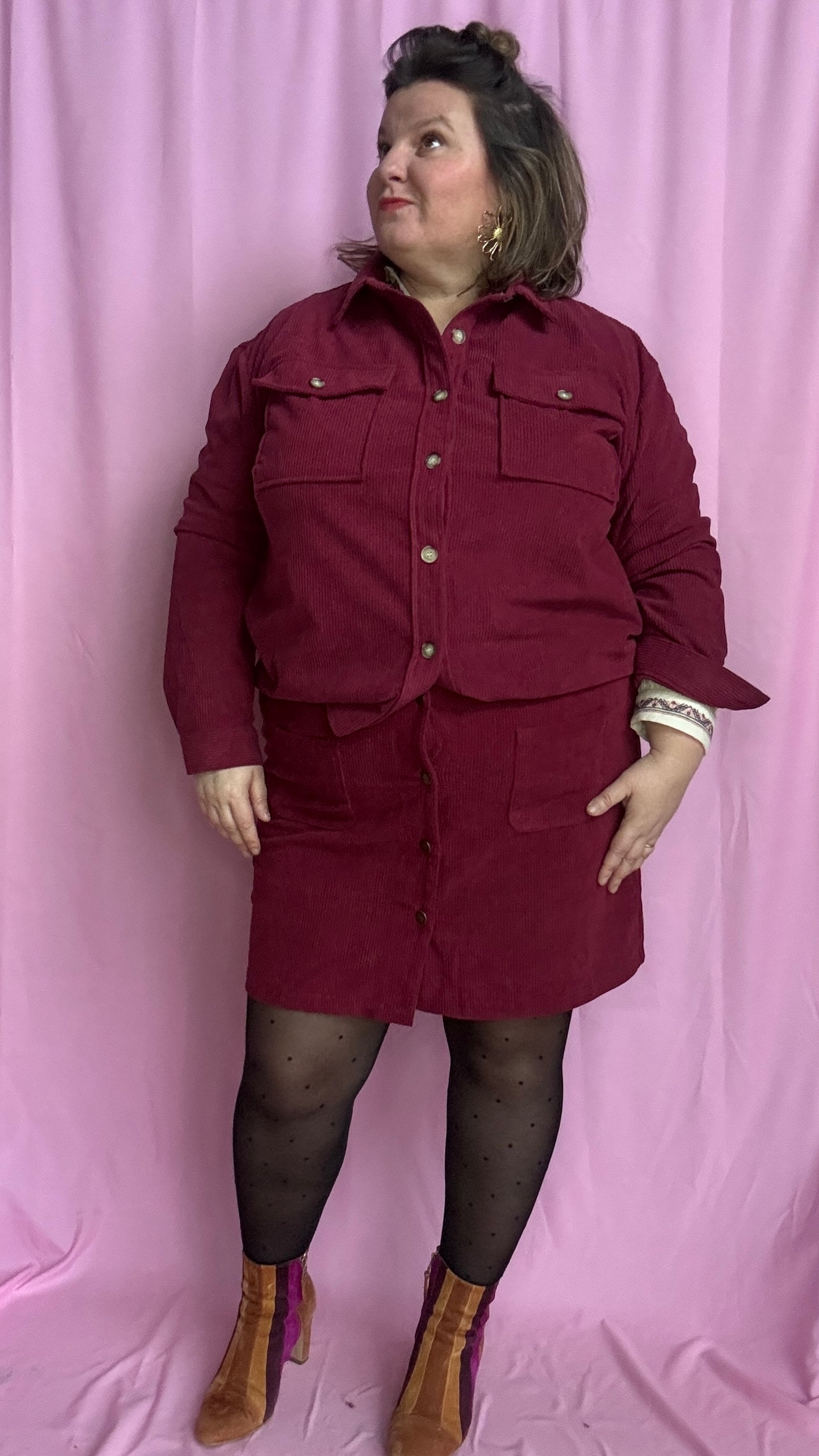 Jupe courte en velours grande taille, bordeau alliant confort, élégance et petit côté glam chic