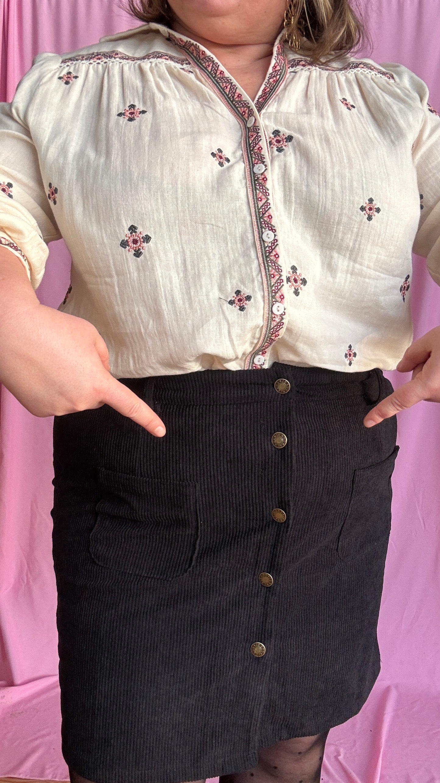 Jupe courte en velours grande taille, noir alliant confort, élégance et petit côté glam chic