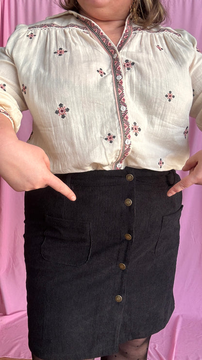 Jupe courte en velours grande taille, noir alliant confort, élégance et petit côté glam chic