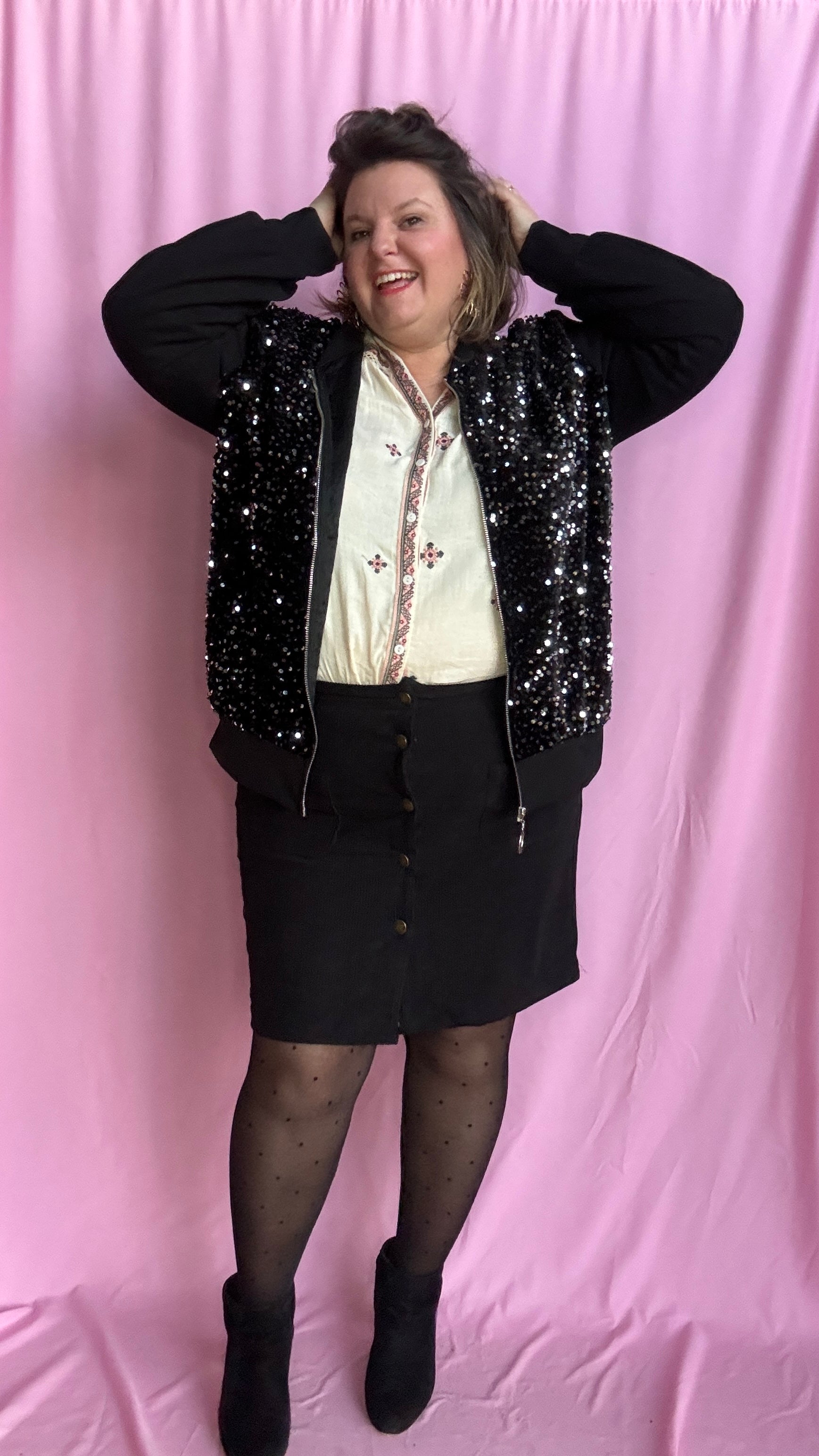 Jupe courte en velours grande taille, noir alliant confort, élégance et petit côté glam chic