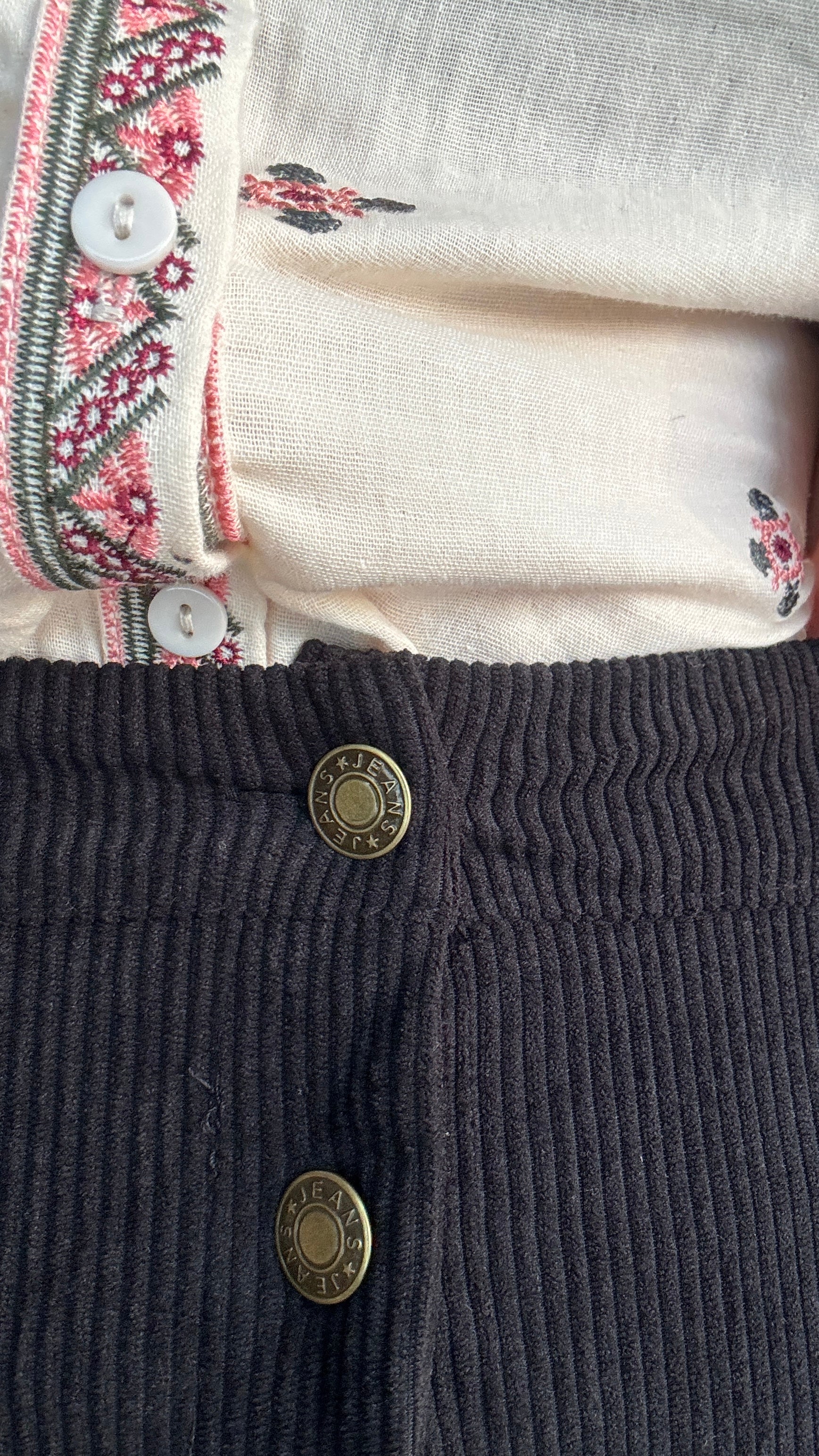 Jupe courte en velours grande taille, noir alliant confort, élégance et petit côté glam chic