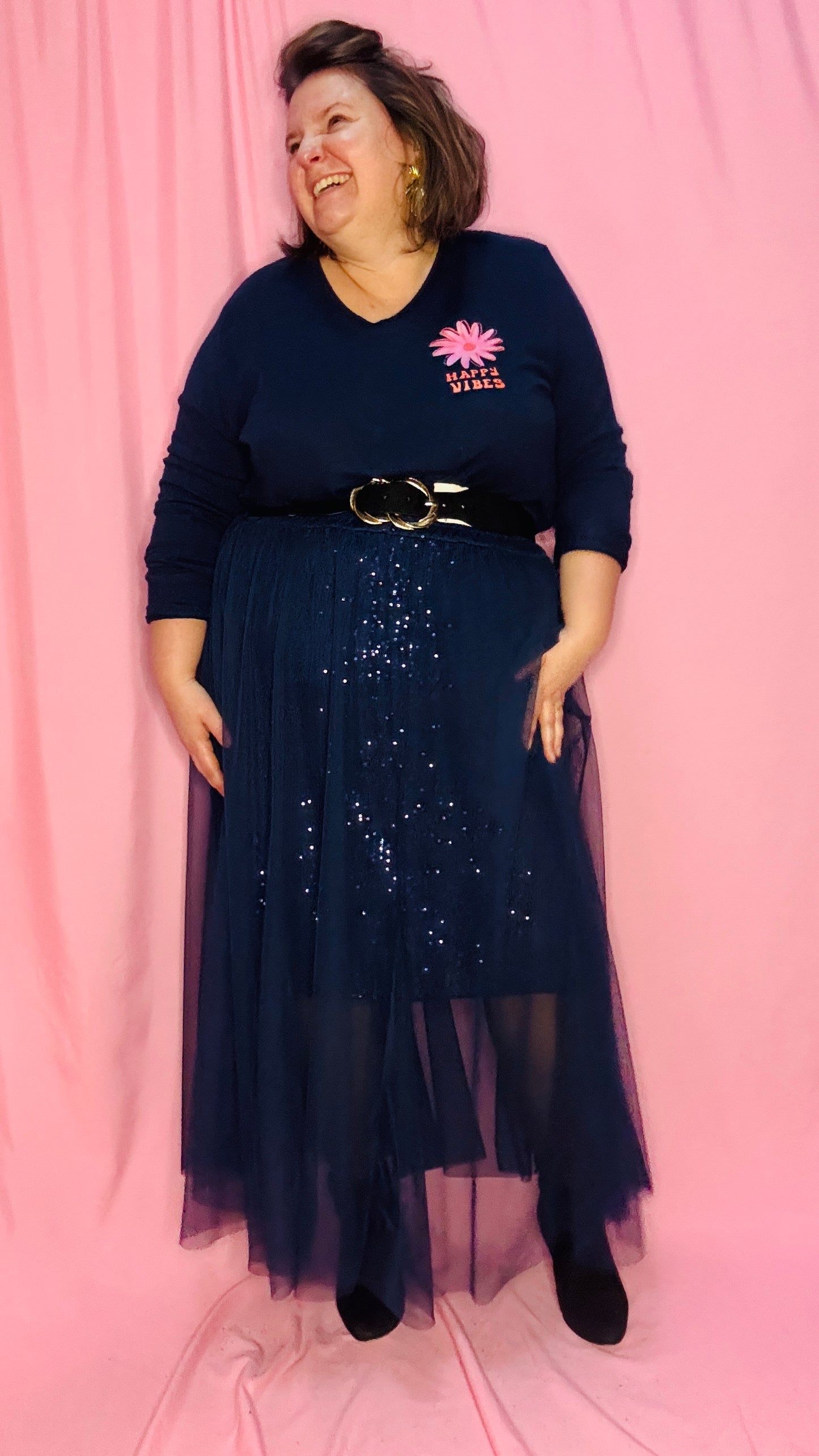 Cette jupe longue grande taille bleu marine  avec sequins et tulle est un choix parfait pour celles qui souhaitent se démarquer avec élégance et légèreté . Une pièce chic et unique qui fera sensation lors de vos événements !