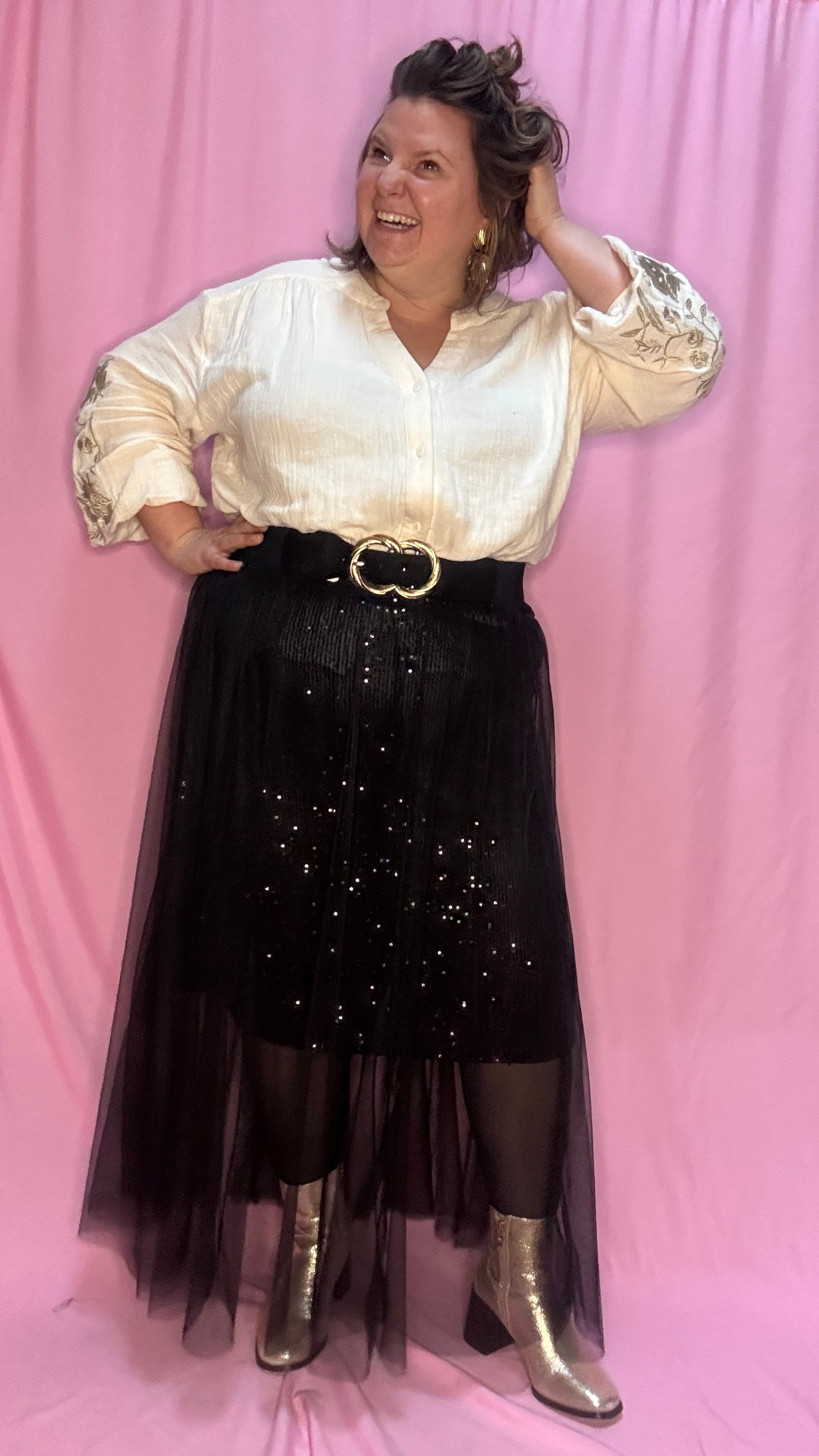 Cette jupe longue grande taille noire avec sequins et tulle est un choix parfait pour celles qui souhaitent se démarquer avec élégance et légèreté . Une pièce chic et unique qui fera sensation lors de vos événements !