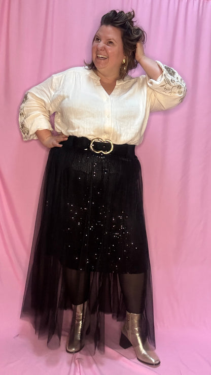 Cette jupe longue grande taille noire avec sequins et tulle est un choix parfait pour celles qui souhaitent se démarquer avec élégance et légèreté . Une pièce chic et unique qui fera sensation lors de vos événements !