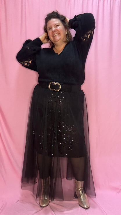 Cette jupe longue grande taille noire avec sequins et tulle est un choix parfait pour celles qui souhaitent se démarquer avec élégance et légèreté . Une pièce chic et unique qui fera sensation lors de vos événements !