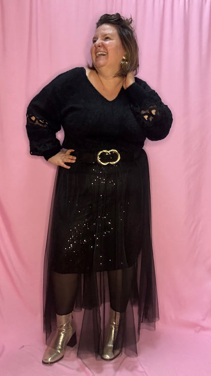 Cette jupe longue grande taille noire avec sequins et tulle est un choix parfait pour celles qui souhaitent se démarquer avec élégance et légèreté . Une pièce chic et unique qui fera sensation lors de vos événements !