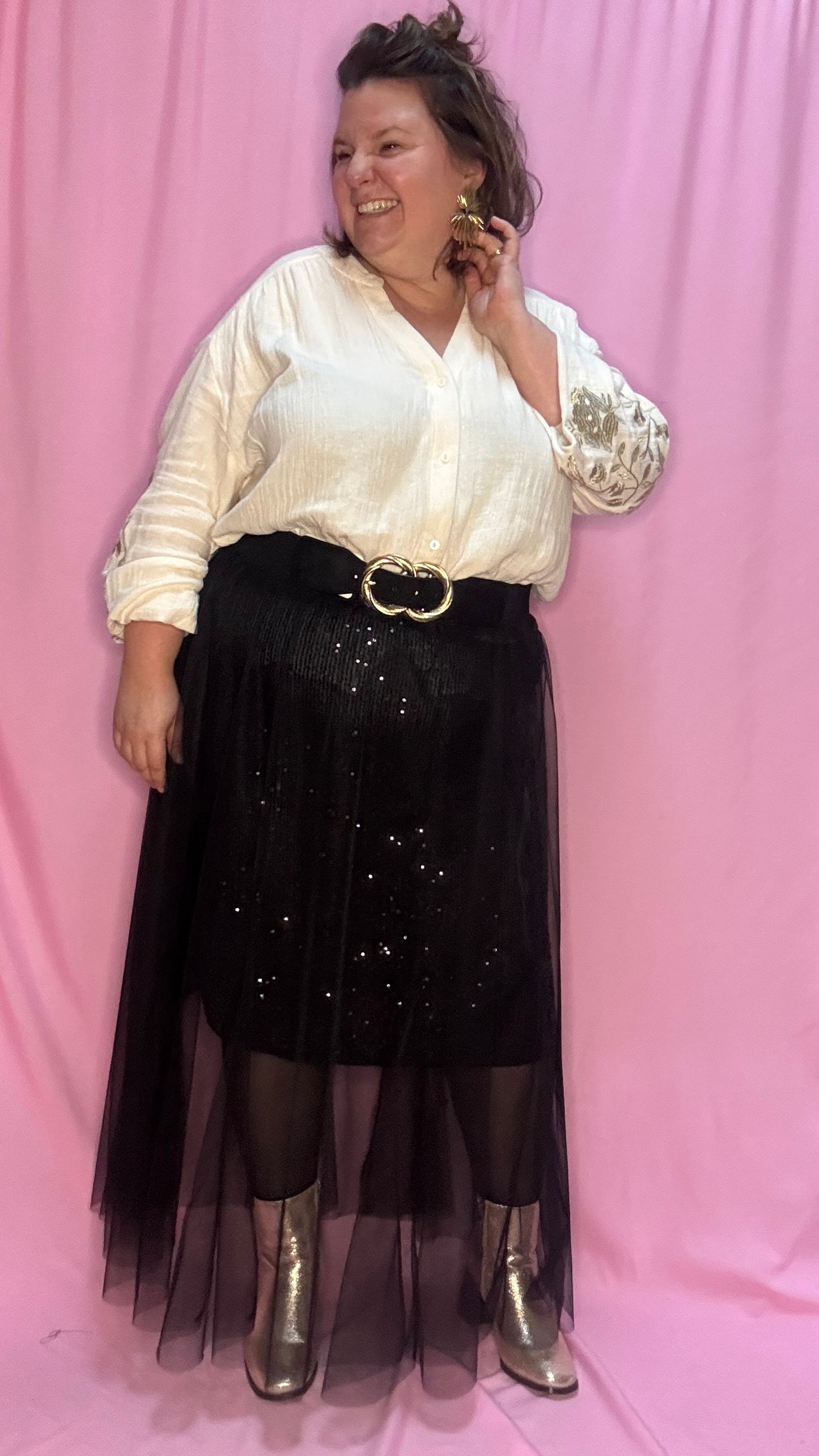 Cette jupe longue grande taille noire avec sequins et tulle est un choix parfait pour celles qui souhaitent se démarquer avec élégance et légèreté . Une pièce chic et unique qui fera sensation lors de vos événements !