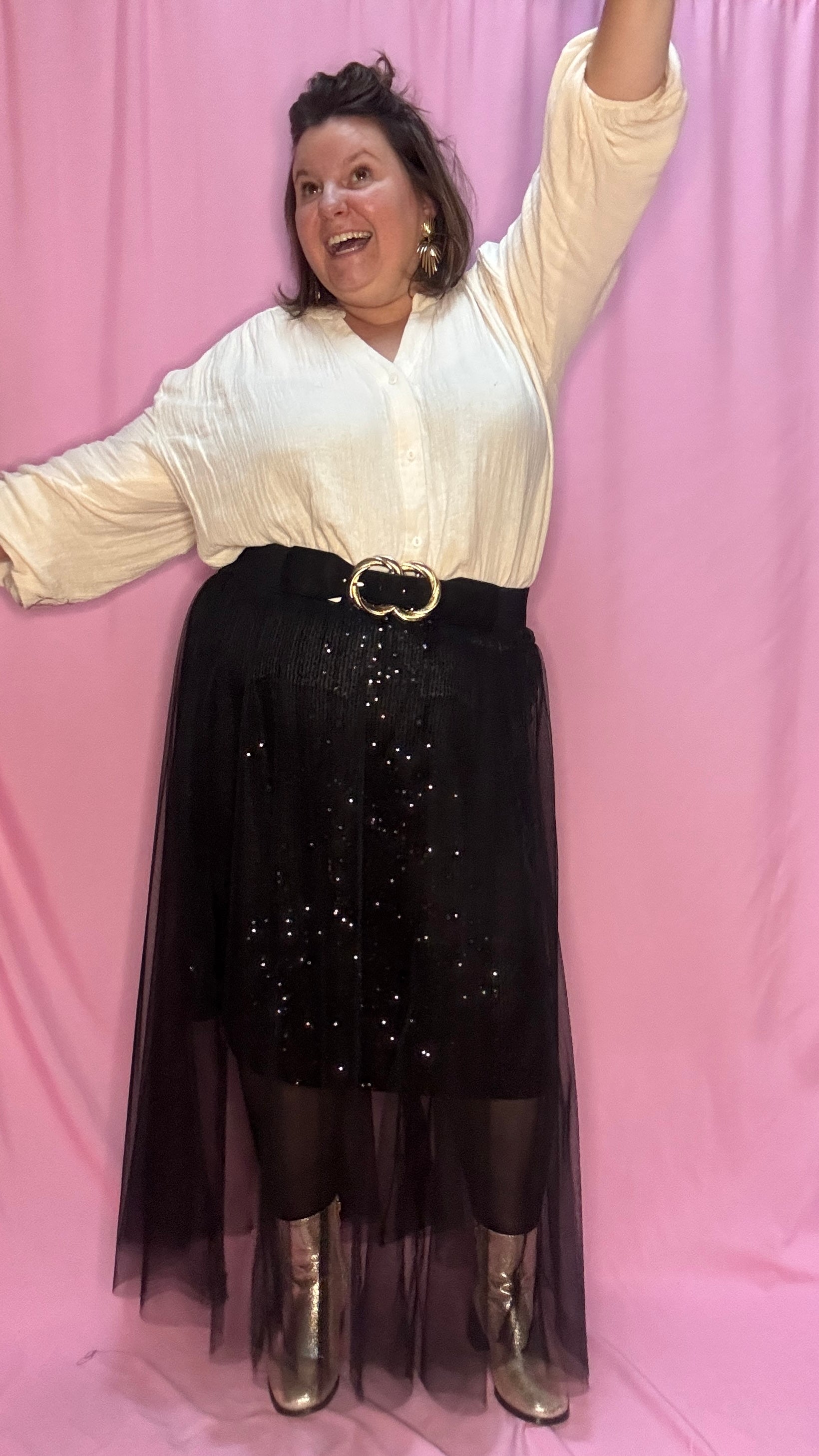 Cette jupe longue grande taille noire avec sequins et tulle est un choix parfait pour celles qui souhaitent se démarquer avec élégance et légèreté . Une pièce chic et unique qui fera sensation lors de vos événements !