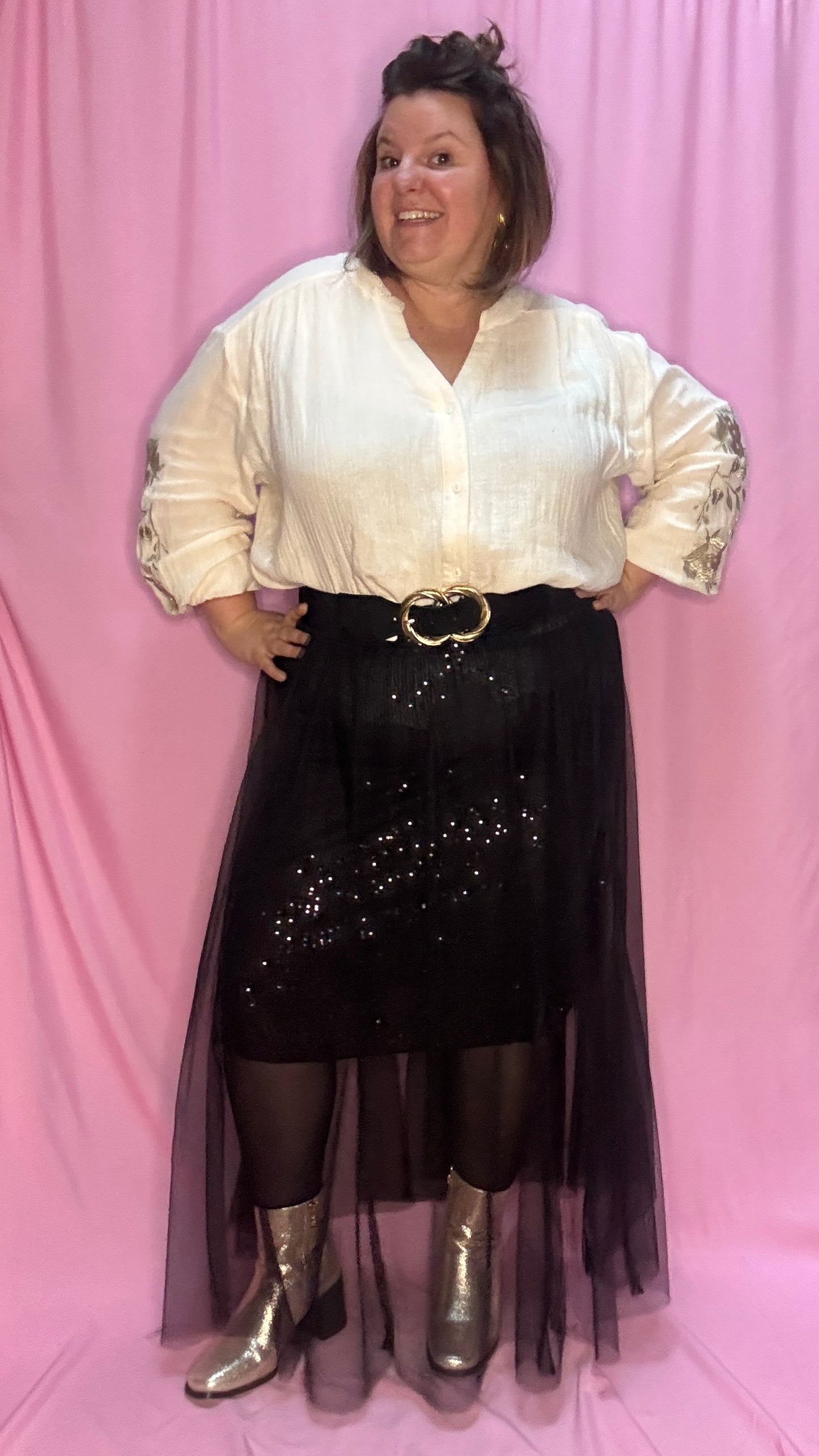 Cette jupe longue grande taille noire avec sequins et tulle est un choix parfait pour celles qui souhaitent se démarquer avec élégance et légèreté . Une pièce chic et unique qui fera sensation lors de vos événements !