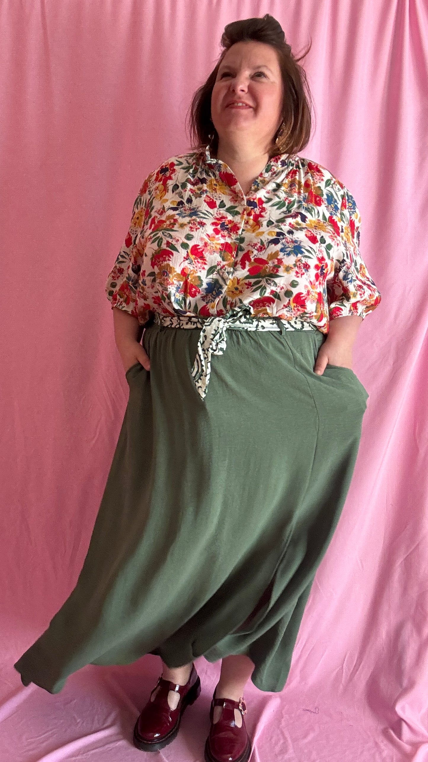 jupe longue grande taille  kaki intemporel, ceinture motifs et fente glam
