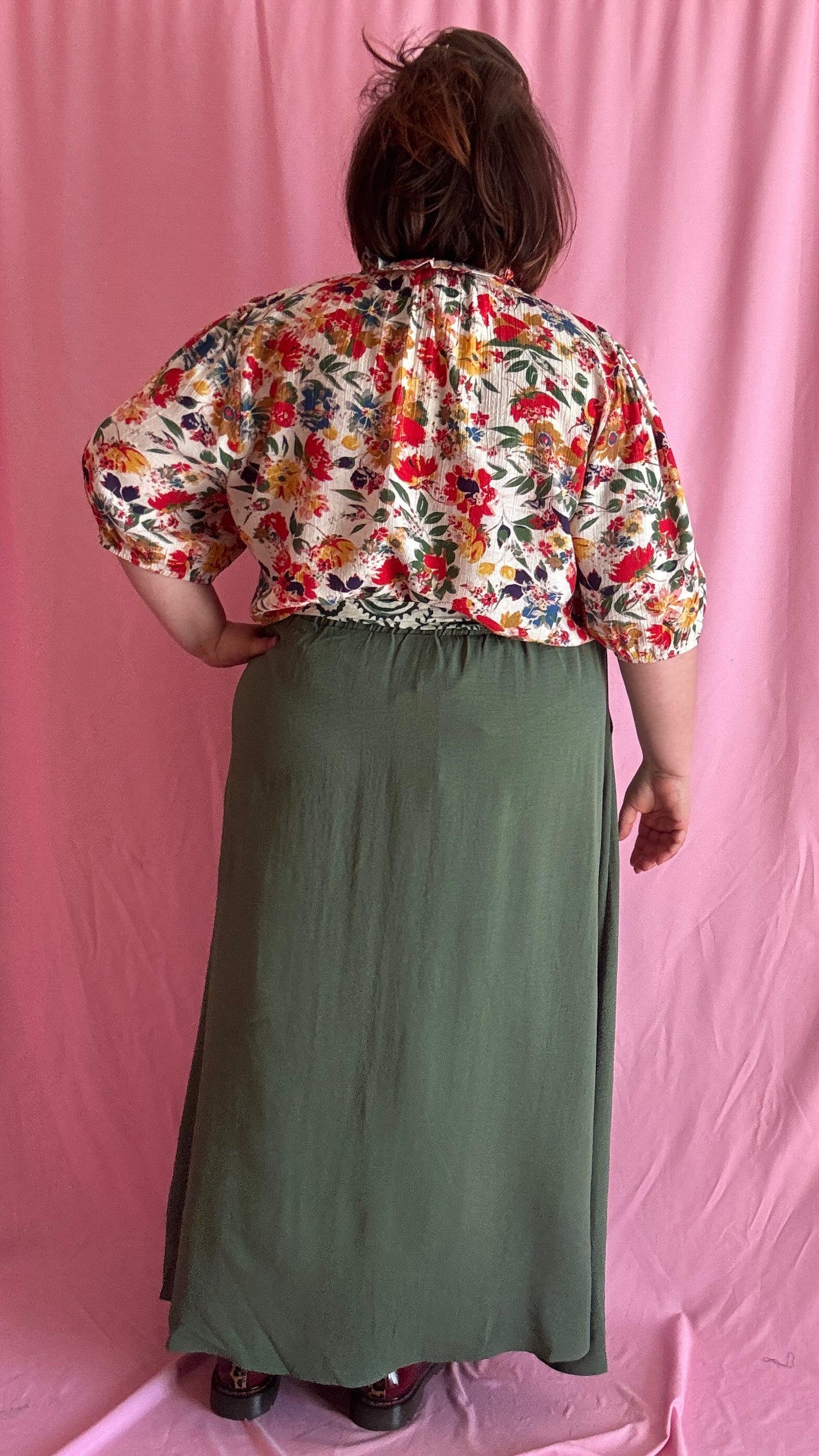 jupe longue grande taille  kaki intemporel, ceinture motifs et fente glam
