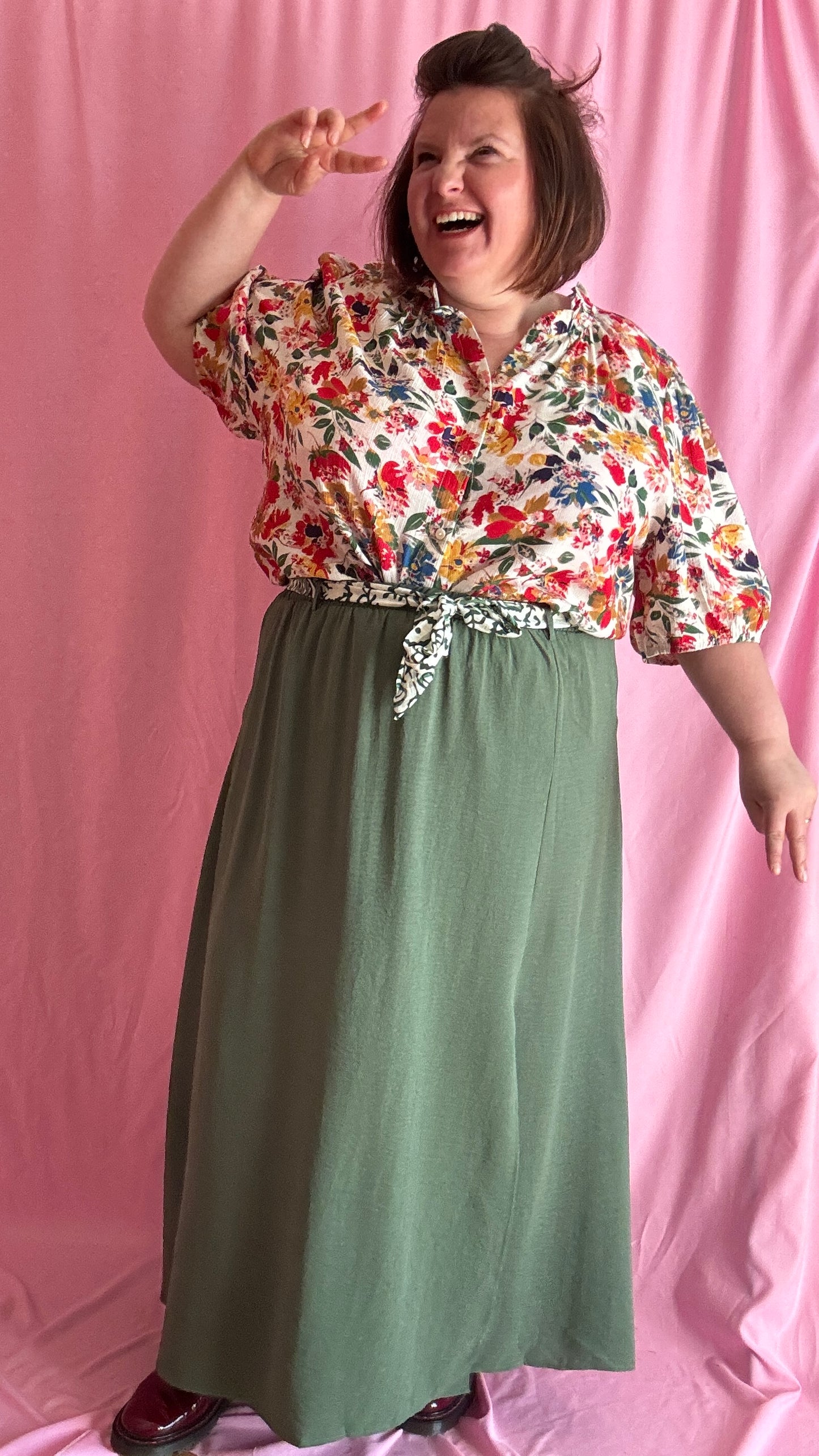 jupe longue grande taille  kaki intemporel, ceinture motifs et fente glam
