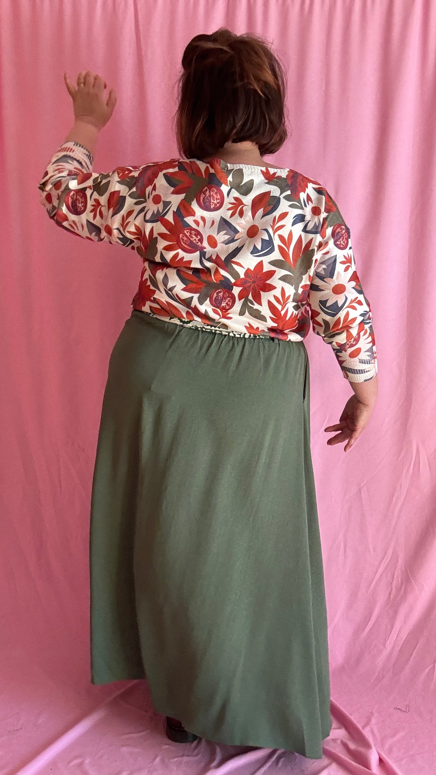 jupe longue grande taille  kaki intemporel, ceinture motifs et fente glam
