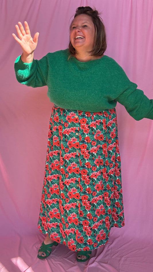 Ajoutez une touche de fraîcheur à votre dressing avec cette jupe longue grande taille aux motifs fleuris rouge et vert 🌺🌿. Une pièce pleine de charme et de douceur, idéale pour apporter de la vie et du style à vos tenues du quotidien.