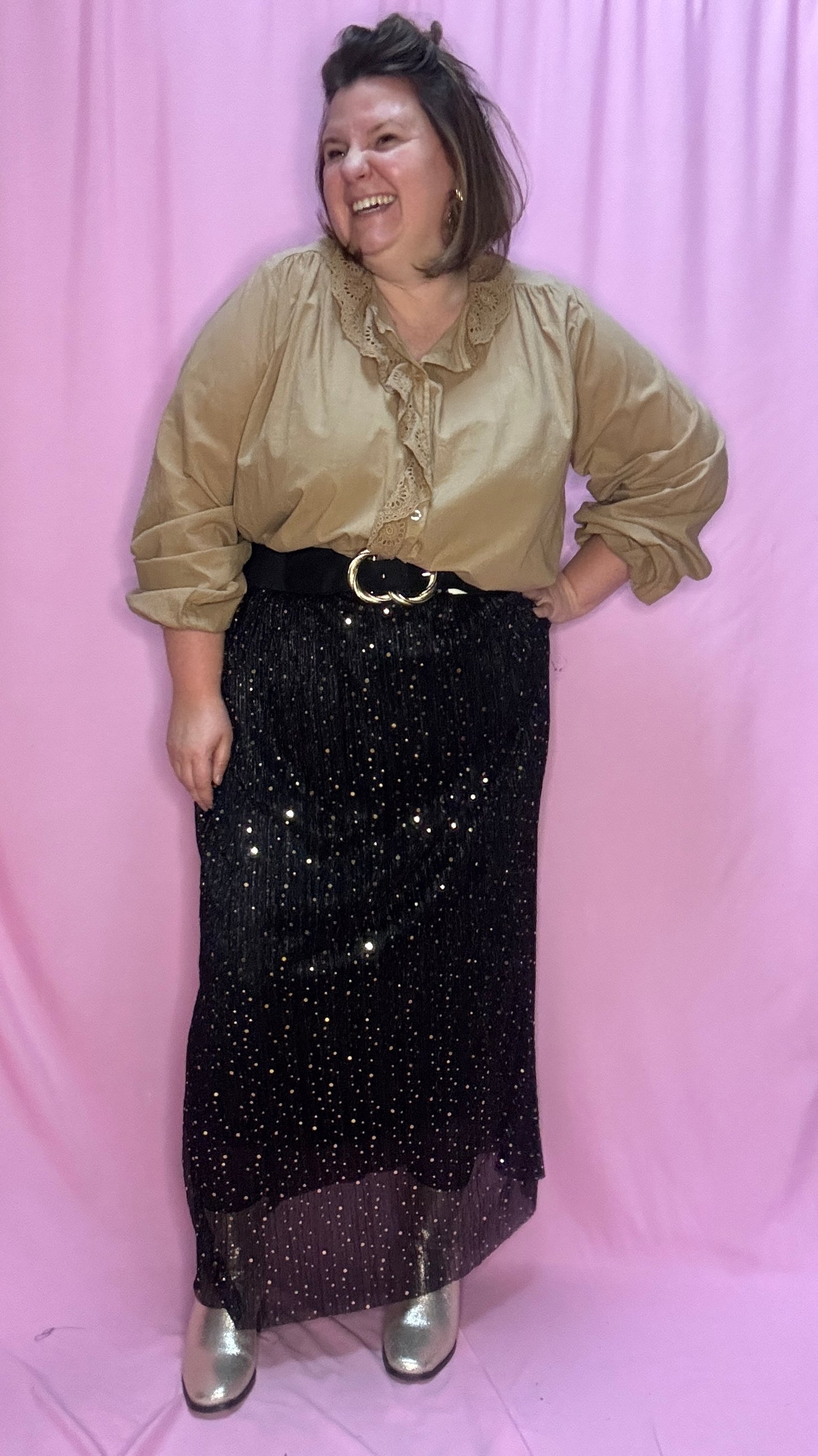 Cette jupe longue grande taille à paillettes noir et doré est parfaite pour celles qui souhaitent combiner élégance , audace et style unique . Une pièce incontournable pour éclairer votre garde-robe !