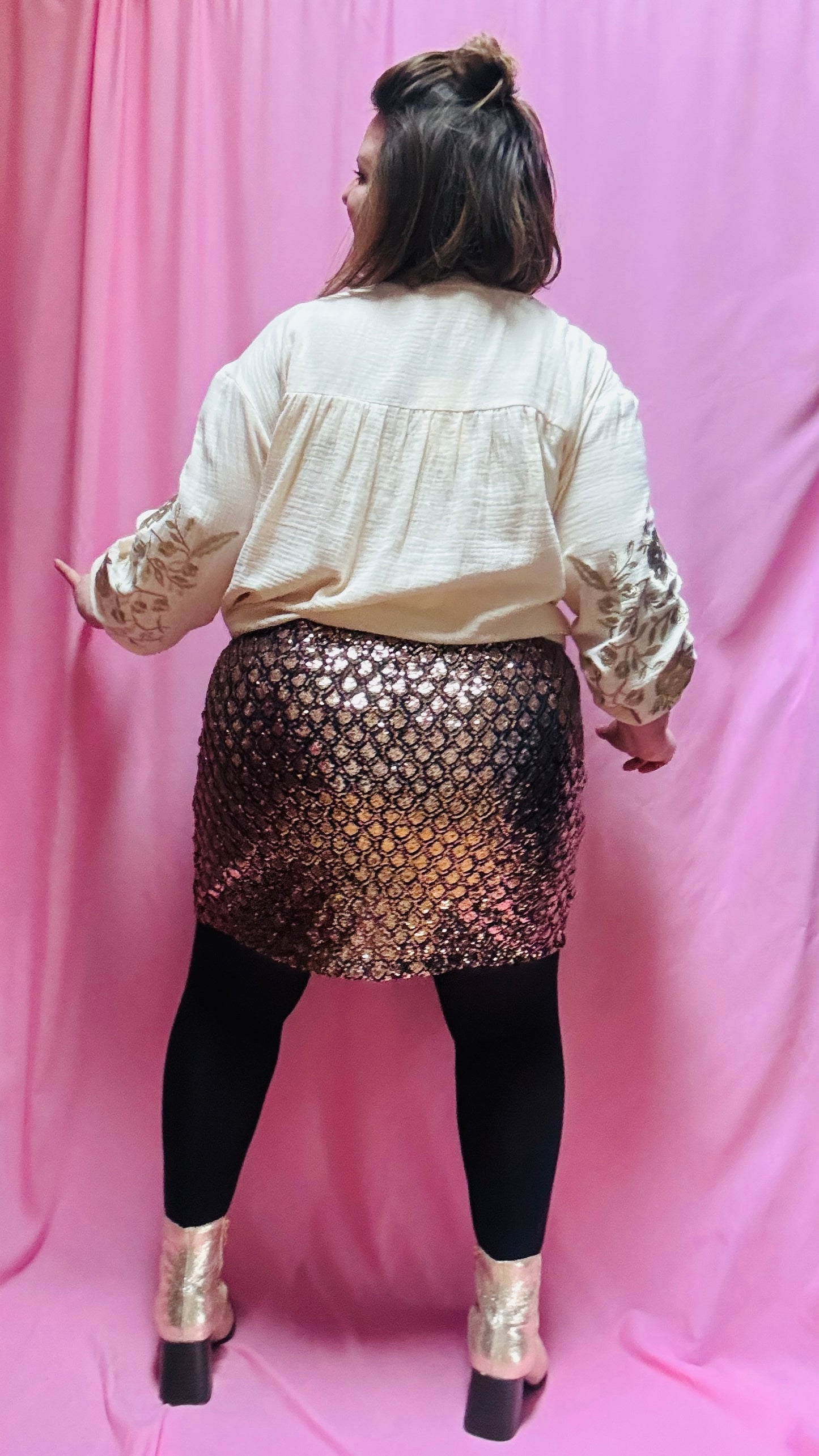 Cette mini jupe grande taille à sequins dorés et bronze est un atout incontournable pour toutes les femmes qui souhaitent briller et se démarquer. Confortable, pratique et éblouissante, elle sera votre meilleure alliée pour rayonner en toutes occasions !