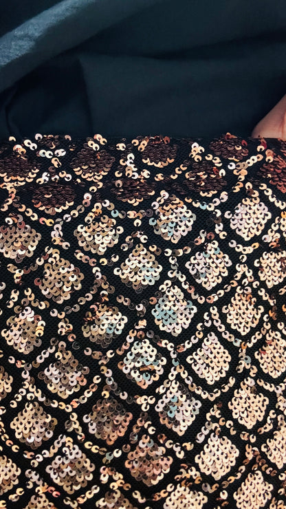 Cette mini jupe grande taille à sequins dorés et bronze est un atout incontournable pour toutes les femmes qui souhaitent briller et se démarquer. Confortable, pratique et éblouissante, elle sera votre meilleure alliée pour rayonner en toutes occasions !