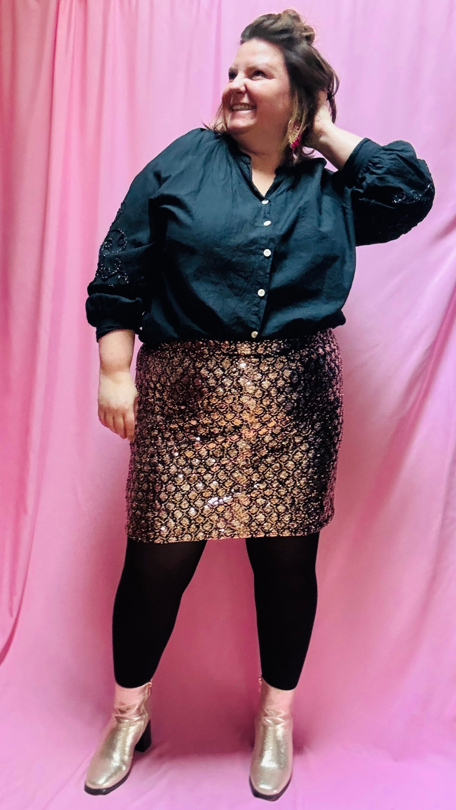 Cette mini jupe grande taille à sequins dorés et bronze est un atout incontournable pour toutes les femmes qui souhaitent briller et se démarquer. Confortable, pratique et éblouissante, elle sera votre meilleure alliée pour rayonner en toutes occasions !