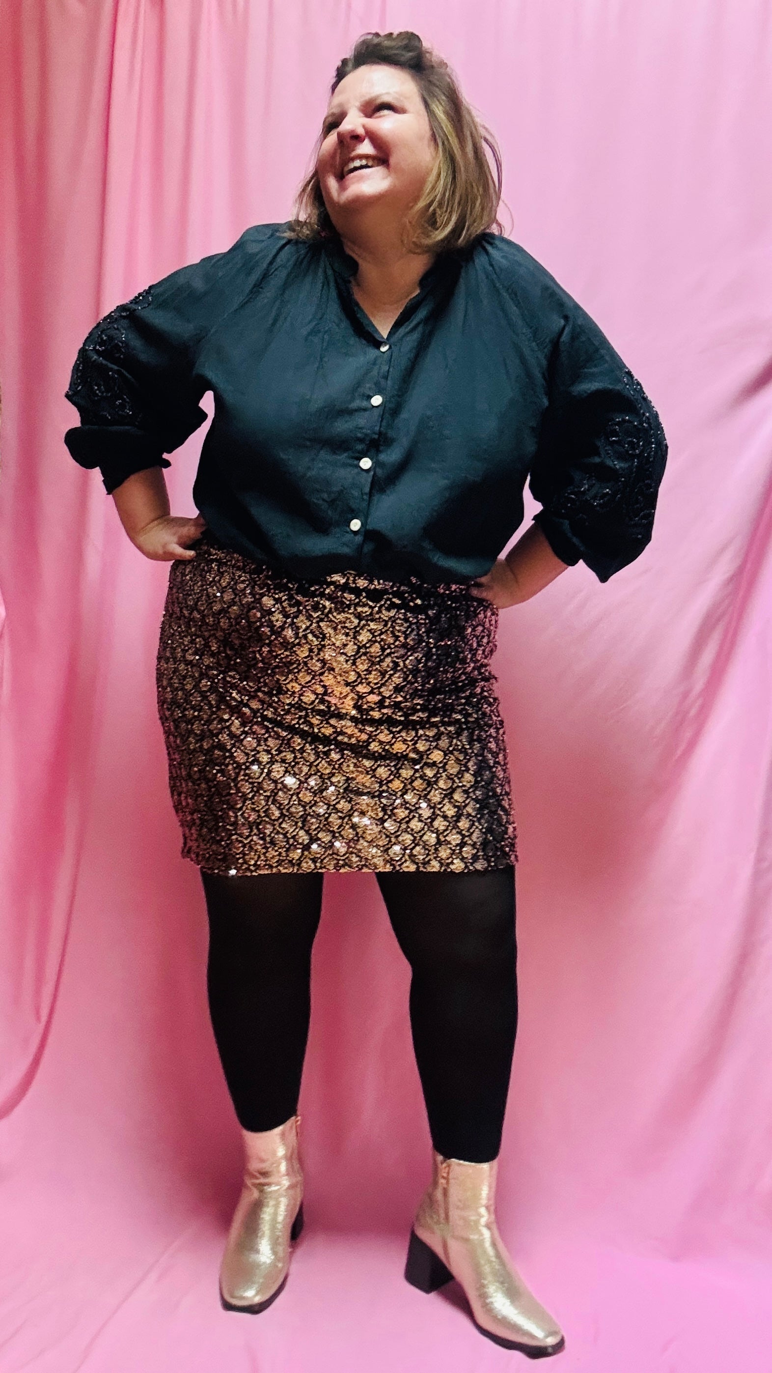 Cette mini jupe grande taille à sequins dorés et bronze est un atout incontournable pour toutes les femmes qui souhaitent briller et se démarquer. Confortable, pratique et éblouissante, elle sera votre meilleure alliée pour rayonner en toutes occasions !