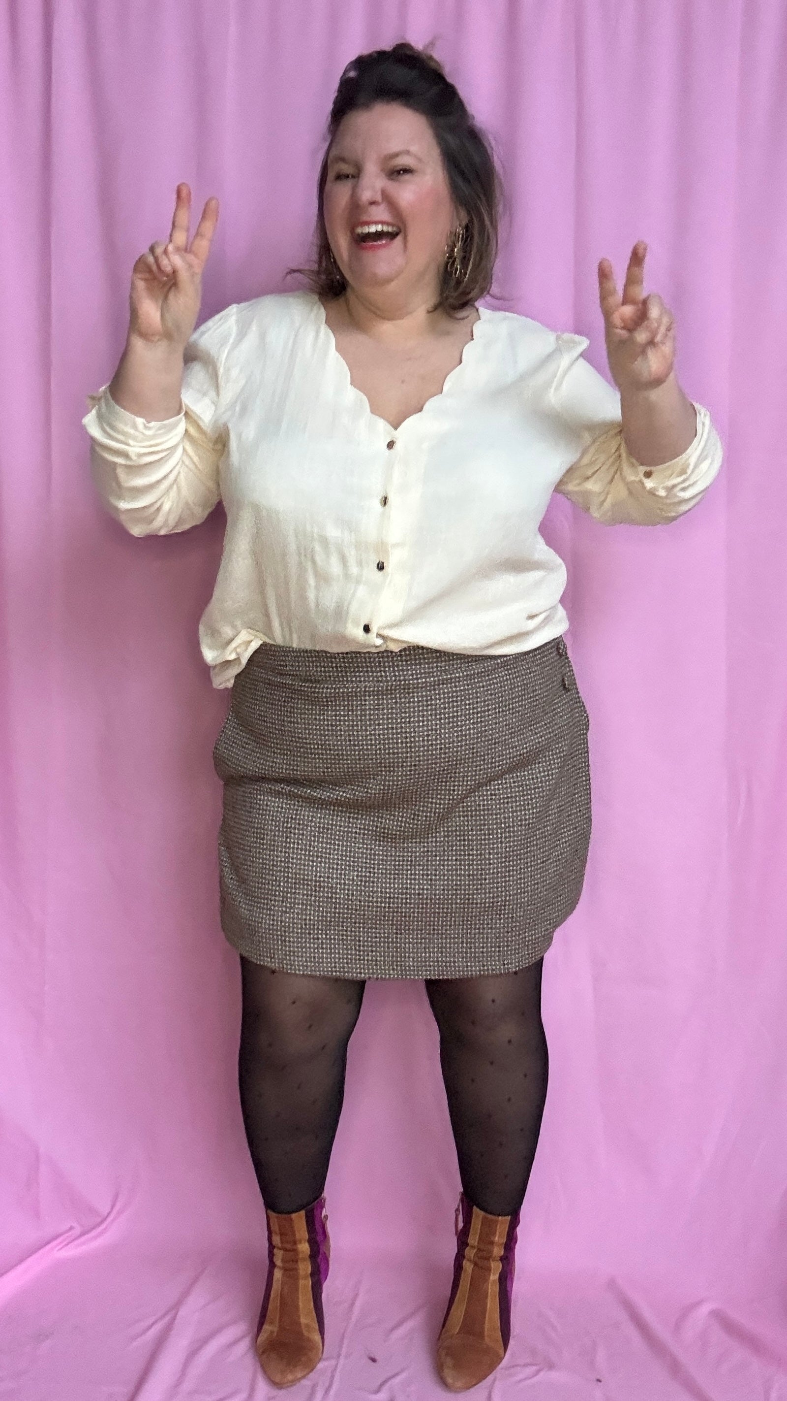 Jupe-short grande taille taupe & chocolat, liserés dorés, boutons déco.