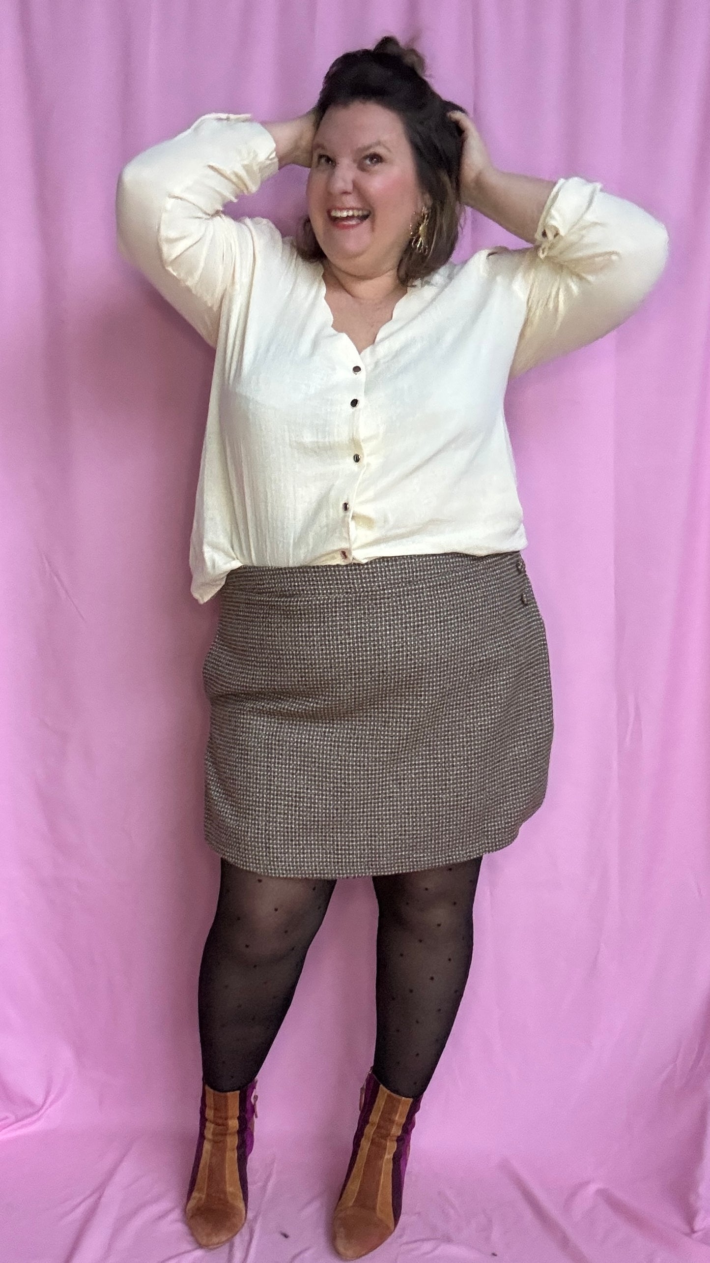 Jupe-short grande taille taupe & chocolat, liserés dorés, boutons déco.